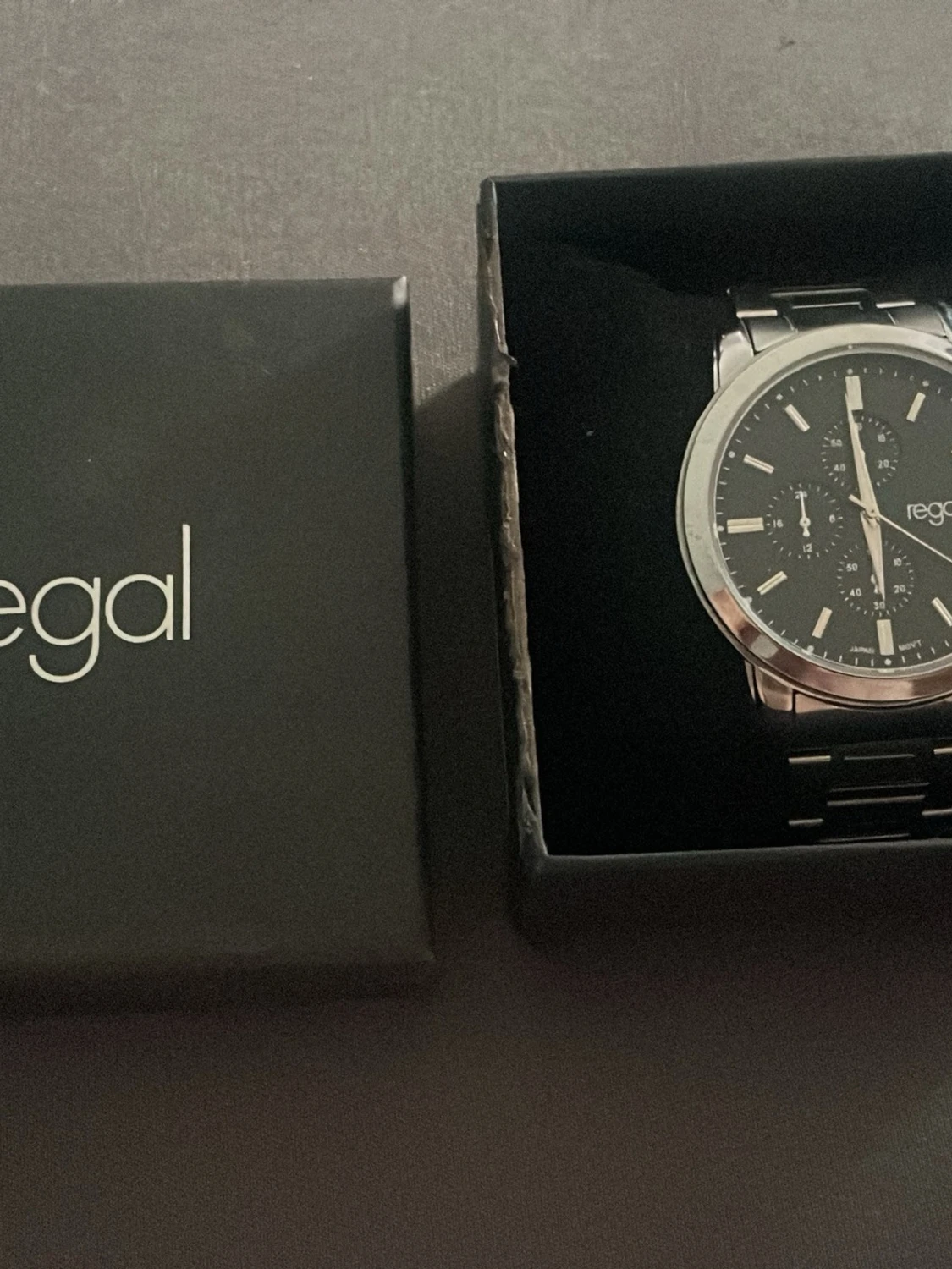 Regal silverfärgad klocka