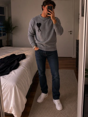  Ami Paris - Tröja - Grå stickad tröja från Ami Paris med svart hjärta och A-logga. Perfekt för en stilren och trendig look. Tveka inte att skriva vid funderingar!