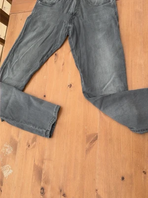 Replay Jeans - Replay jeans i storlek w28 l32. De är i väldigt bra skick och de är nytvättade så de ser lite skrynkligare än vad de egentligen är