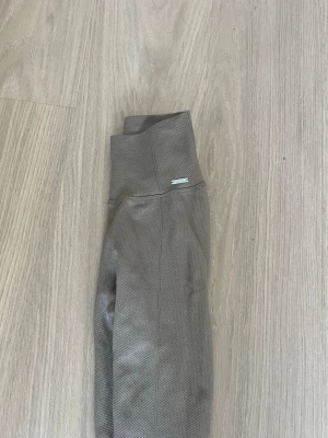Träningstights från Aimn - Bruna/beige träningsthights från Aim'n med hög midja. Endast använt fåtal gånger
