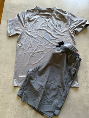 Undersrmour summer set - Helt nya par Gråa Underarmour  summer set som passar perfekt för den kommande sommarn.Dressen passar S där den sitter lite mindre!