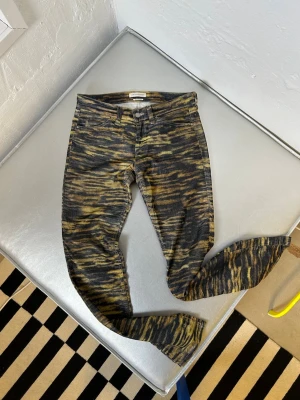 Mönstrade jeans från Isabel Marant Etoilé - Denna vara kommer att auktioneras ut på Plick Live den 27 maj klockan 18:00