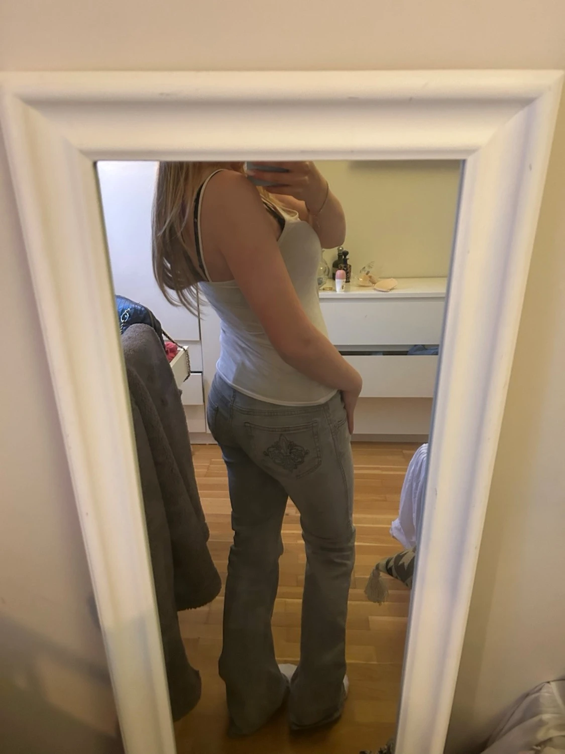 Ljusgrå bootcut jeans med brodyr - 1