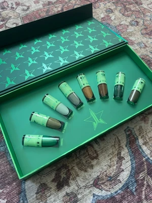 Jeffree Star Money Honey mini velour liquid lipstick  - Money Honey miniset med 8 flytande läppstift i olika gröna, bruna och neutrala nyanser. Färgerna inkluderar Bankroll, Dead Presidents, High Society, Dirty Money, Special Order, Deep Pockets, Crocodile Tears och Karma.  Enbart swatchade, sedan har jag bara haft denna box i min samling. Då jag inte vill öppna varje läppstift för att kontrollera konsistens så kan det hända att någon är lite torkad, men de är ju lätta att rädda med exempelvis Duraline isf. Säljes hur som helst i befintligt skick.
