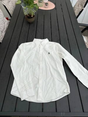 Vit skjorta från Ralph Lauren - Klassisk vit skjorta från Ralph Lauren. Storlek M