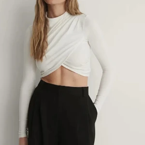 Crop top - NAKD - Endast använd 1 gång. Slutsåld på hemsidan, nypris 349kr. Bild 2& 3 är från NA-KDs hemsida! 