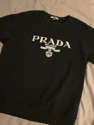 Svart sweatshirt från Prada med tryck - Prada sweatshirt