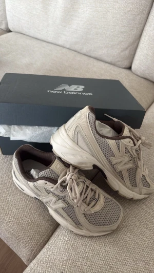 New Balance U740 UNISEX - New Balance U740 UNISEX - offwhite/beige - storlek 37 Säljer ett par helt nya och oanvända New Balance U740 i den populära färgen offwhite/beige. Skorna är i perfekt nyskick och skokartong medföljer. Nypris: 1 545 kr från Zalando Mitt pris: 1 300 kr Säljes då öppetköpet tyvärr har gått ut och jag därför inte kan returnera dem. väldigt snygga och populära skor.