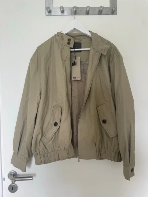 Beige jacka - Skit snygg ”bomberjacka/luftigare jacka”!!!😍😍Nypris: 369kr  Passar perfekt nu inför sommaren! Går att styla snyggt till outfits och även fint material som inte gör än varm. Oversize i storleken, dvs passar xs-s,-> M om man vill att den sitter åt mer.. 💗