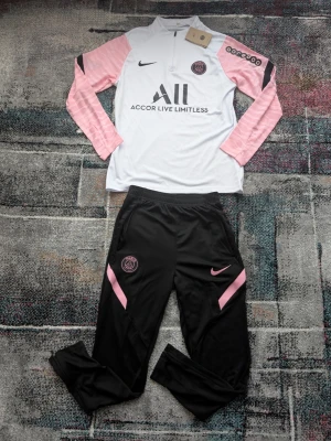 NIKE PSG TRACKSUIT  - Tröjan Är i L, och byxorna är i M.               Helt Oanvänd.