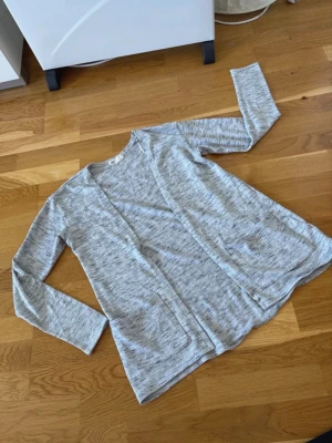 Kofta stl 170 - Kofta med fickor från H&M i storlek 170.  Mycket bra skick. Tunn och luftig, perfekt för sommaren. 