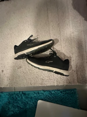 Svarta golfskor från puma - Svarta golfskor från Puma med vit sula och klassisk logga på sidan. 