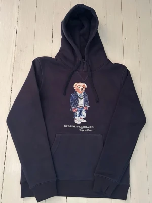 Ralph Lauren polo bear hoodie storlek S  - Hej! Säljer denna riktigt schyssta polo bear hoodie från Ralph Lauren. Den är i storlek M men sitter en storlek litet och passar därför som en S. Den är endast använd någon enstaka gång och är därmed i ett nyskick. Original lappar och påse finns kvar och medföljer naturligtvis vid köp. Jag fraktar alltid snabbt! Mvh