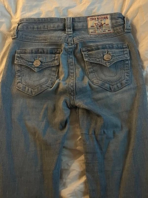 True Religion Becca  - Säljer dessa då de tyvärr inte kommer till använding💓 storlek W23! Pris kan diskuteras❣️ de har lite slitningar längst ner vid benen