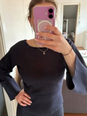 Mörkblå långärmad topp med vida ärmar - Har en V-ringning i ryggen. Från Gina i Storlek 158/164 men är som en vanlig S!