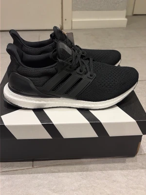 Ultraboost 1.0 - Helt par ultraboost 1.0 som passar perfekt för sommarn. Skorna är helt oanvända och boxen för skorna följer.