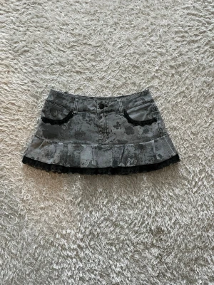 Grå kortkjol med volang och spets - En grå jeanskjol omsydd från ett par jeans. 🌷    Midjemått tvärsöver- 39 (stretchig)   Längd - 29cm