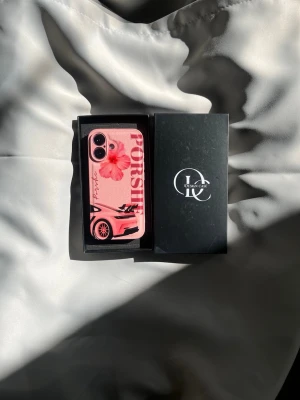 Porsche iPhone mobilskal  - Riktigt fräscht mobilskal, FINNS I ALLA MODELLER, man kan dessutom designa ett mobilskal med sina egna bilder! Skriv för att få mer information 😃