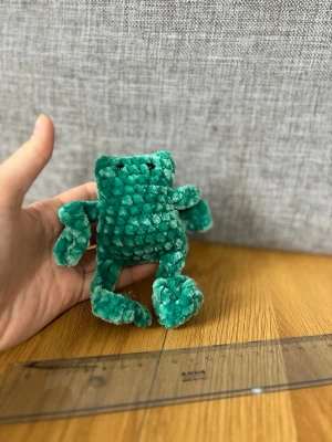 Leggy frog virkad - Virkad groda, virkad i fluffigt garn med Polyesterfyllning. Säkerhetsögon (rekommenderas ej för barn under 3 år) 🐸🧶