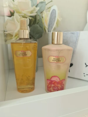 Victoria's Secret Hello Darling set - Säljer ett set från Victoria's Secret med doften Hello Darling. Innehåller en body mist och en body lotion med doft av white nectarine och peony. Flaskorna har guldiga lock och etiketter, och lotionen har en ljusrosa färg med blommigt motiv. Knappt använt. Lotionen är lite missfärgad på förpackningen dock. Säljer nu av min vintage kollektion. Perfekt för samlare. Eftersom dofterna är vintage kan lukten skilja sig markant från nya, och köps därmed på eget bevåg.