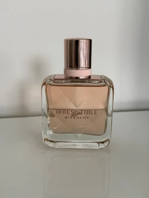 Givenchy Irresistible parfym 50ml - Endast testad!! Doftar jättegott men får tyvärr migrän av den (är superkänslig) 