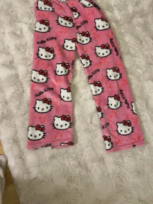 Hello Kitty rosa pyjamasbyxor - Mysiga rosa pyjamasbyxor med Hello Kitty, köpte nyss så oanvända 