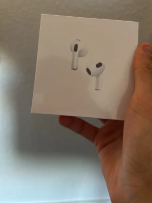 Airpods 3 - Säljer ett par vita Apple AirPods med MagSafe-laddningsetui. Trådlösa in-ear-hörlurar med stilren och minimalistisk design. Perfekta för musik, samtal och vardagsbruk. Kompatibla med iPhone och andra Apple-enheter.
