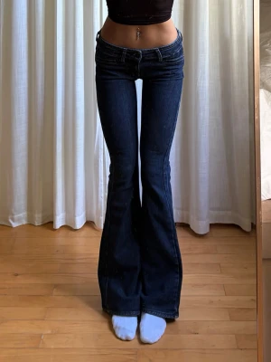 Lågmidjade jeans  - midja: 37 innerbenslängd: 80 jag är ca 165cm! 