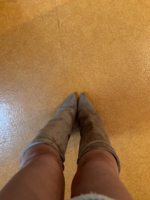 Boots från Lululia - Knappt använda och kommer därmed i gott skick utan defekter! Perfekta för fest. 