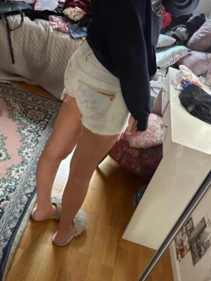 Ljusblå low waist shorts  - Säljer ett par ljusblå denimshorts med rå, fransig kant och dragkedja. Shortsen har fickor både fram och bak samt en guldig dragkedjedetalj på ena bakfickan. Perfekta för sommaren och ger en avslappnad vibe.super fina till sommaren