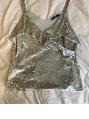 Sammetstopp - Söt sommar/fest topp från Mango i mjuk sammet. Den har som en champagne färg, ser lite mörkare ut på bild