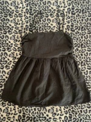 Svart linnetopp från Lindex - Snygg svart linnetopp från Lindex med tunna axelband och luftig passform. Toppen är ärmlös och har en enkel, stilren design som passar perfekt till sommaren 💞