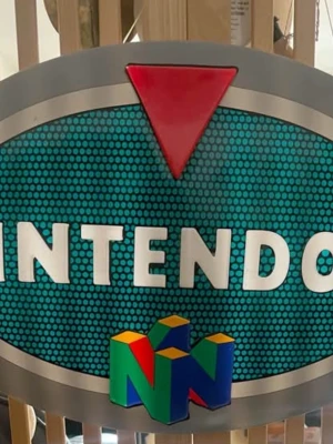 Nintendo 64 skylt - Skylt med Nintendo 64-tema. Perfekt för gaminghörnan eller retroälskare. 