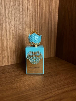 God of Fire Stephane Humbert Lucas - Säljer nu min God of Fire då jag rensar lite i kollektionen. Otroligt fin doft men inslag av mango perfekt nu inför sommaren. Box och kvitto finns. 45 av 50 ml kvar. Skriv vid minsta lilla fundering🙌