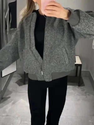 Grå teddy bomberjacka med dragkedja - Snygg grå bomberjacka i teddy-material från H&m , knappt använd så i väldigt bra skick! i storlek S