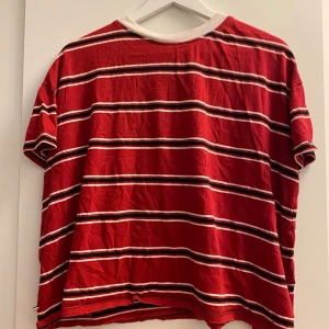 Tommy Jeans T-shirt  - Randig Tommy Jeans T-shirt. Använd få gånger, fint skick. 