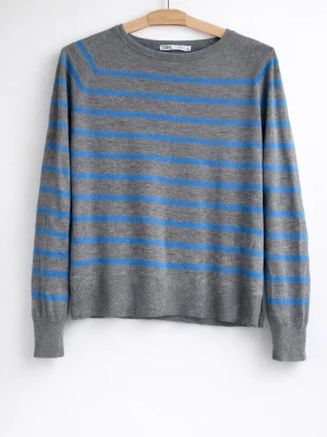 Gråblå randig stickad tröja Zara - Stickad tröja från Zara i grått med tunna blå horisontella ränder. Tröjan har rund halsringning, långa ärmar och ribbade muddar vid ärmslut och nederkant. Perfekt för lager på lager och enkel att matcha med jeans eller kjol.