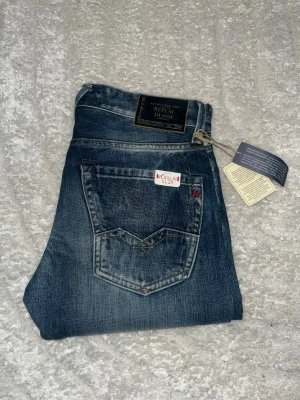 Replay Waitom jeans  - Helt nya! Replay waitom jeans med snygg fade och raka ben. Midja 38cm, längd 108cm. JAG SKICKAR EJ FLER BILDER NÄR JAG BÄR JEANSEN! för bättre inblick i passformen rekommenderar jag att googla på modellnamnet. För storleksguide kolla måtten noggrant då jeansen alltid kan vara uppsydda heller krympta och jag ej tar emot returer :) 1,84