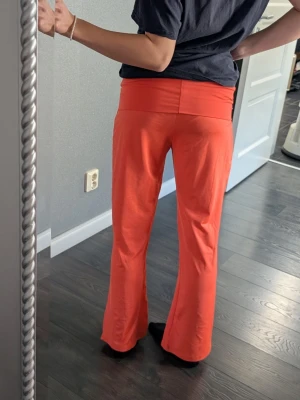 Coral pants - Säljer dessa eftertraktade coral foldover pants som är i nyskick. Tillverkade i mjukt och stretchigt material som sitter skönt på kroppen. Perfekt till sommaren! Är lite korta på mig som har 79 cm i innerbenslängd, mäter man så är det 73 men de blir lite längre då man har dom ganska lowwaist, midjemått 37 men stretchiga så passar de flesta, säljer även dessa i teal❤️