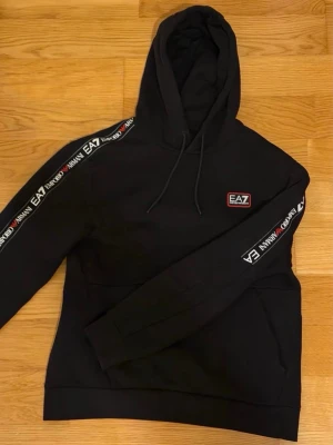 Armani hoodie 600kr - Hejsan! Säljer en armani hoodie som är som ny och lite använd. Den har inte tappat färgen och har inga hål eller skador! Ny 1700kr. Skriv till mig om du har frågor!