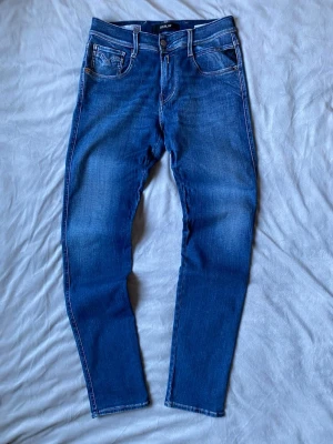 Replay Anbass jeans  - Säljer dessa otroligt sjyssta Replay Anbass jeansen. De är i mycket bra skick med en lätt fin tvätt. Storlek - 30/32 Nypris - 1700kr Mitt pris: 399kr Jag är 180 cm lång! Hör av dig vid andra funderingar! 🙌
