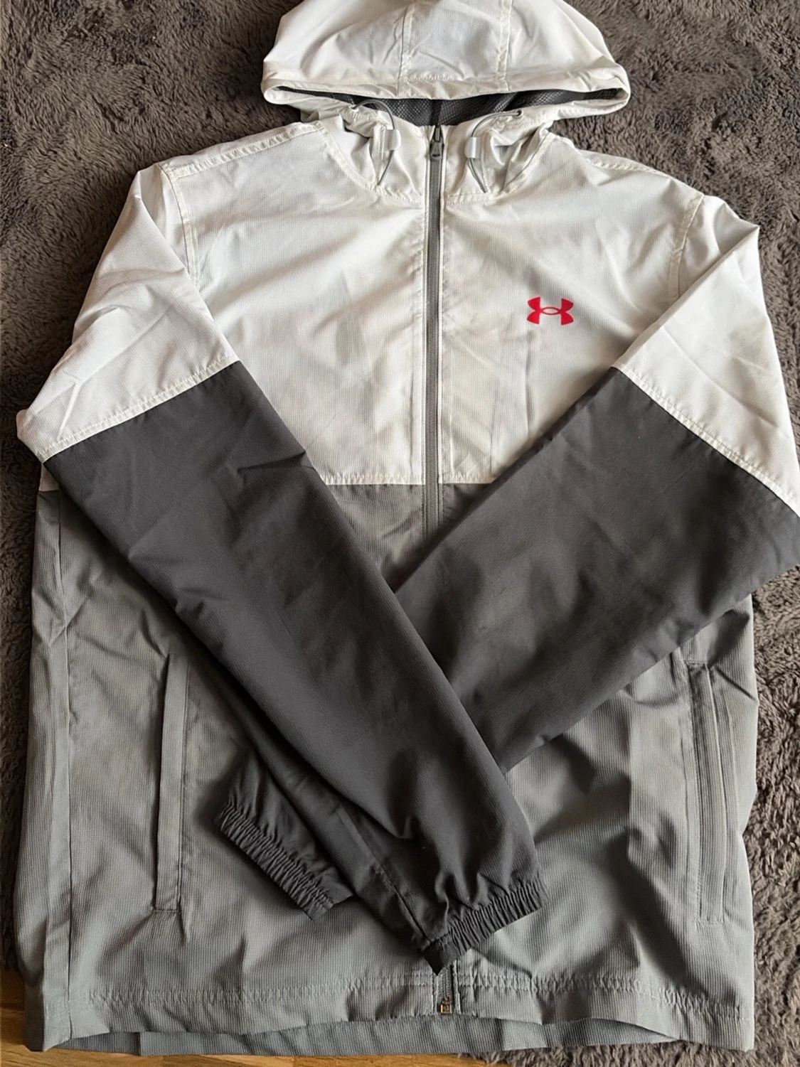 Gråvit vindjacka från Under Armour