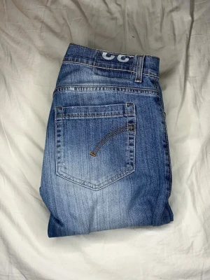 Dondup George Slim Fit Jeans W32 – Light Blue Wash - Dondup George slim fit jeans i snygg ljusblå tvätt.  Storlek W32. Slim fit modell med stretch och bra passform.  Klassisk designerdenim som passar till många outfits.  Skriv gärna om du vill ha fler bilder eller exakta mått.  Pris kan diskuteras vid snabb affär.
