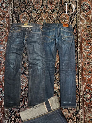 Pace Japanese Selvedge denim - Riktigt feta Selvedge jeans från de svenska märket ”pace” de satsar stort på dess kvalitet då dessa är tillverkade i Italien och kostade mycket nypris när märket fortfarande var tillgängligt. Bra skick\inga defekter.   •Midja: 41cm •Längd: 105cm •Benöppning: 17cm •Lårmått: 27cm •innerbenslängd: 76cm