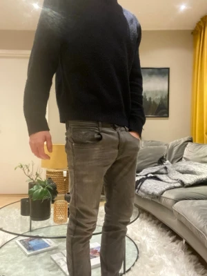 Replay jeans - Tjena ! Säljer nu ett par grå replay jeans i storlek 28. Jenssen har inga defekter är i gott skick. Kontakta för mer info 🙌🏻