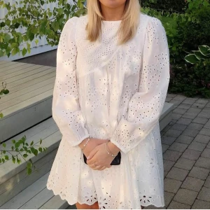 Studentklänning - Studentklänning!💗bara använd under min student, bra skick!, storlek 13-14 år men är som en xs, se bild hur den sitter på mig