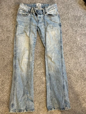 Ljusblå jeans - Säljer ett par ljusblå jeans från 157. Jeansen har normal midja och är tillverkade i denim med snygg tvättad look. Perfekta för en avslappnad och trendig stil. Mitt på går typ som en ”söm”. 