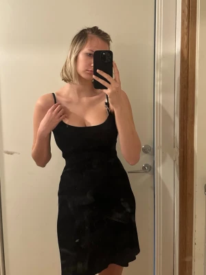 Svart klänning - Svart kortare klänning. Märke är okänt men misstänker ZARA. 
