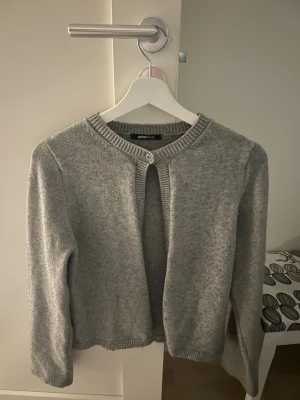 Kofta Ginatricot  - Grå kofta ifrån Gina tricot i strl. S