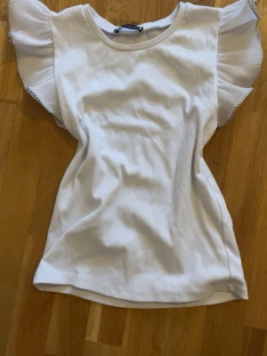 Vit topp med volangärmar - Söt topp med volanger från Zara 